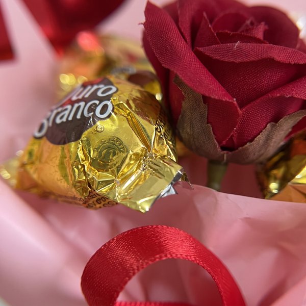 Buquê Serena Rosa Solitária e Bombons