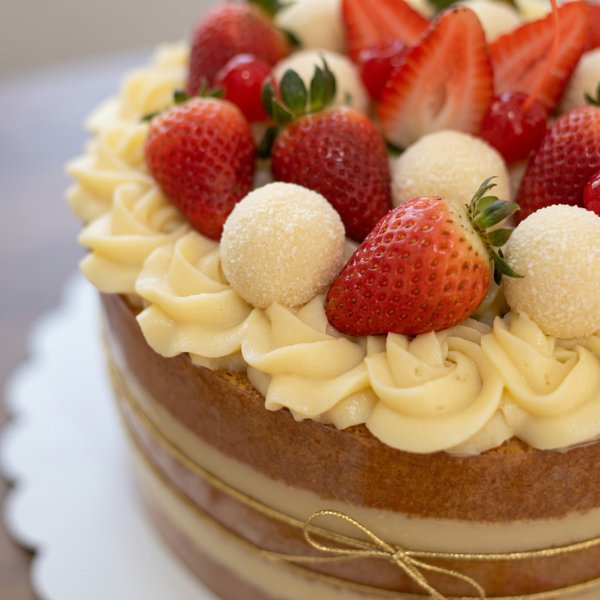 Bolo de Aniversário Ninho com Morangos Para 10 Pessoas
