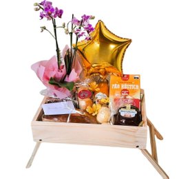 Imagem de Bandeja de Café na Cama com Balão e Orquídea