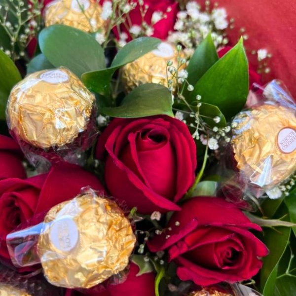 Buquê Com 12 Rosas Vermelhas e Com Ferrero