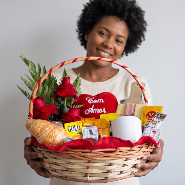 Cesta de Aniversário com Rosas Abertas