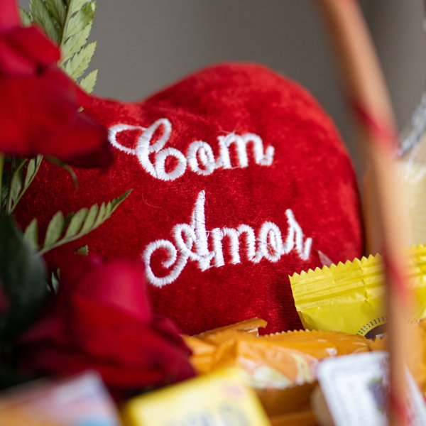 Cesta de Aniversário com Rosas Abertas