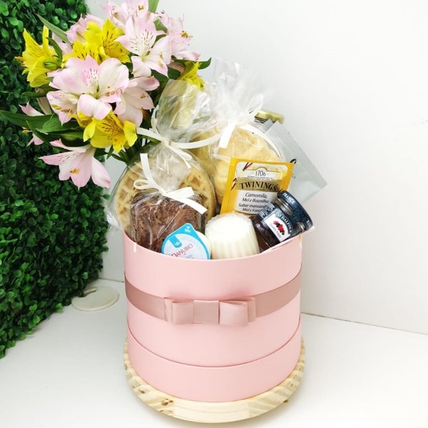 Cesta de Café da Manhã com Flores G Rosa