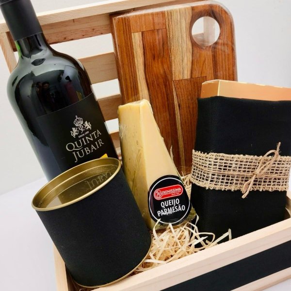 Cesta Rustica de Vinho e Queijo