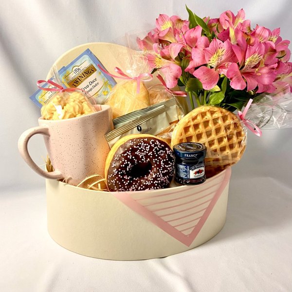 Cesta de Café da Manhã Flores e Caneca Rosa
