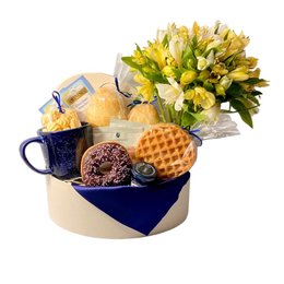 Imagem de Cesta de Café da Manhã, Flores e Caneca  Azul