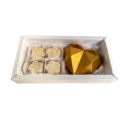 Imagem de Caixa Coração de Chocolate e Brigadeiros