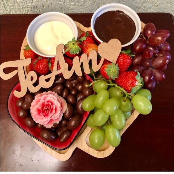 Cesta Coração com Frutas e Chocolate Te Amo