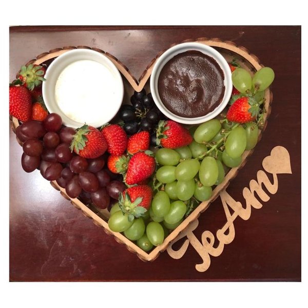Coração de chocolate e frutas para Namorados