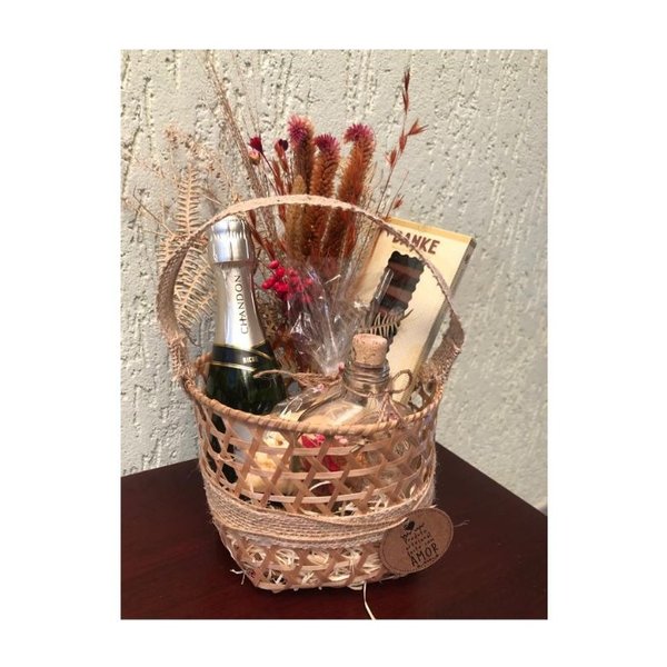 Cesta Delicada com Doces & Flores Secas e Chandon