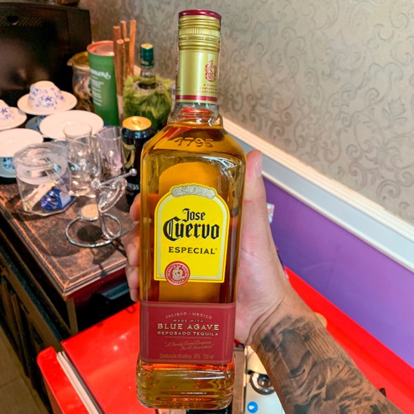 Kit Tequila José Cuervo Reposado 750ml e 2 Copos